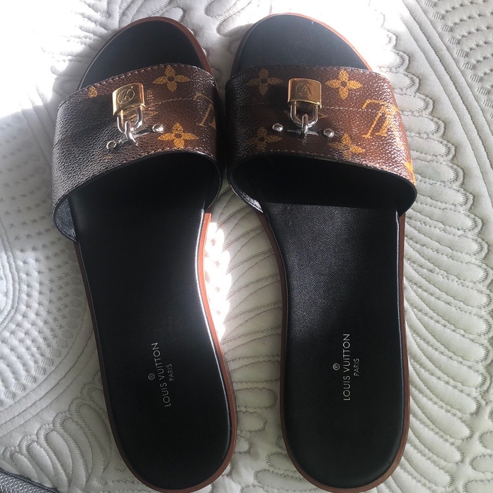 LV **AUTHENTIC** FLAT MULE LOCK SANDALS